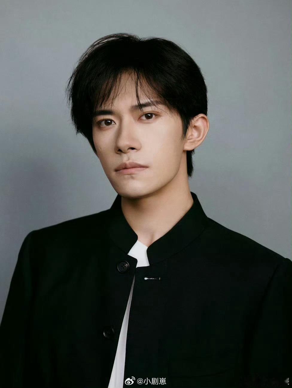易烊千玺获导协年度男演员 恭喜！导演之夜千玺因《小小的我》刘春和，获年度男演员，