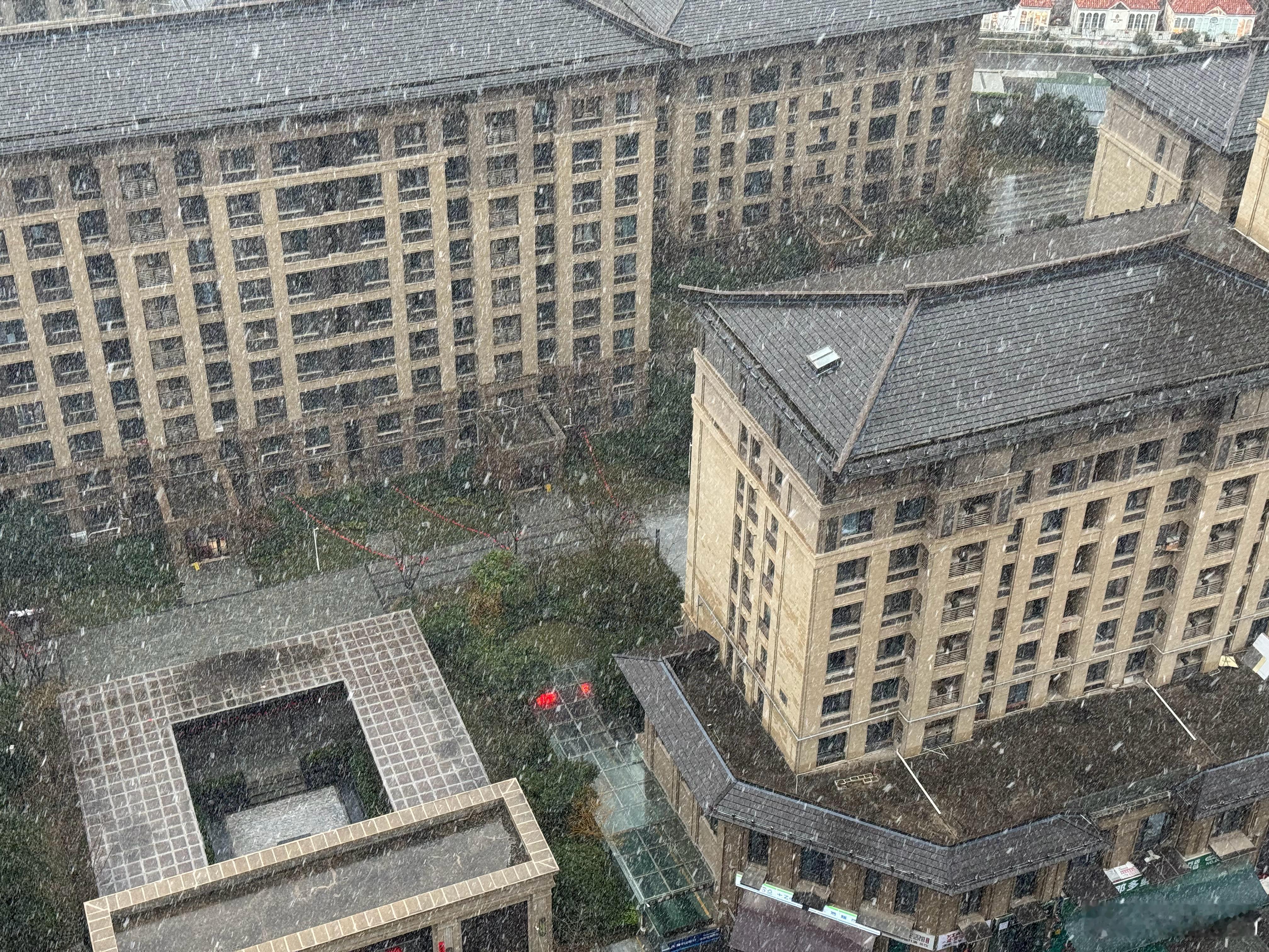 西安今天的雪下这么大？有点离谱。