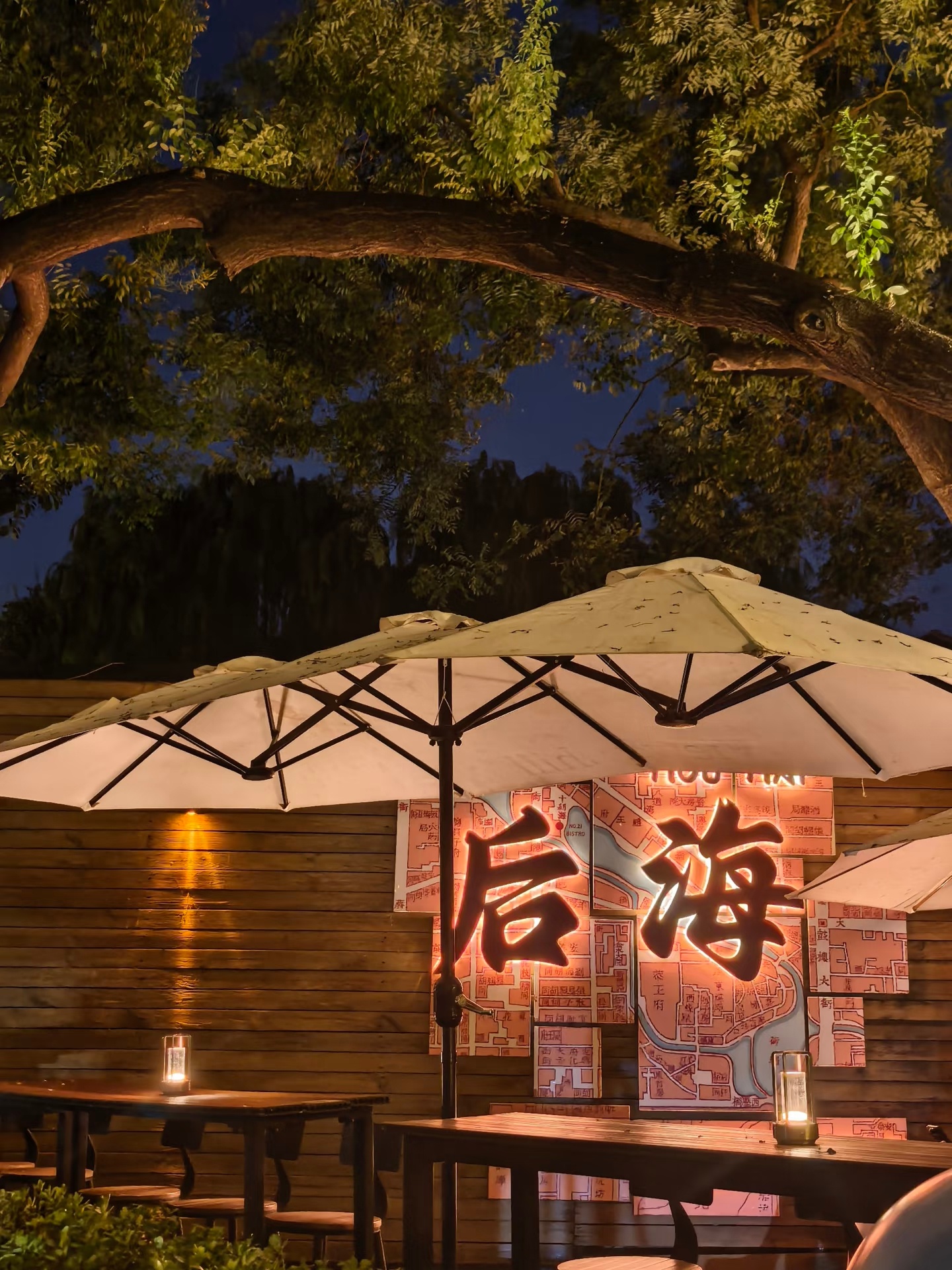 郝景芳《北京折叠》把未来北京写成三层：第一空间：权贵，占据一切优质资源第二空间：