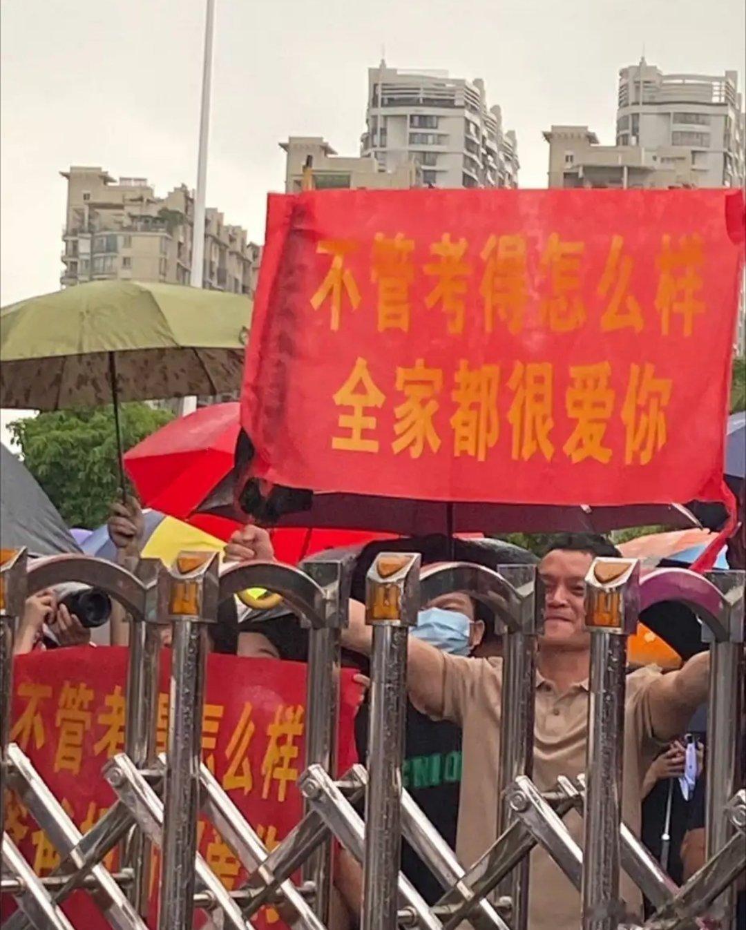 这才是一个正常家庭的正常体现。普通家庭的娃，在当今社会，凭借他一己之力改变整个家