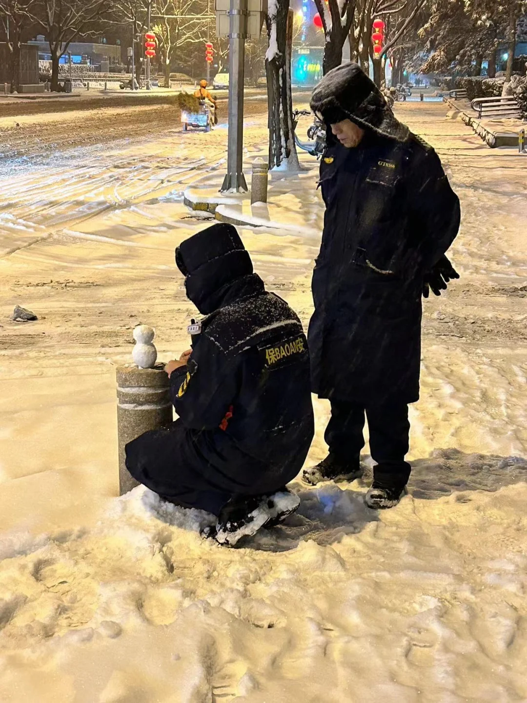 执勤兵哥和他的小雪人☃️
