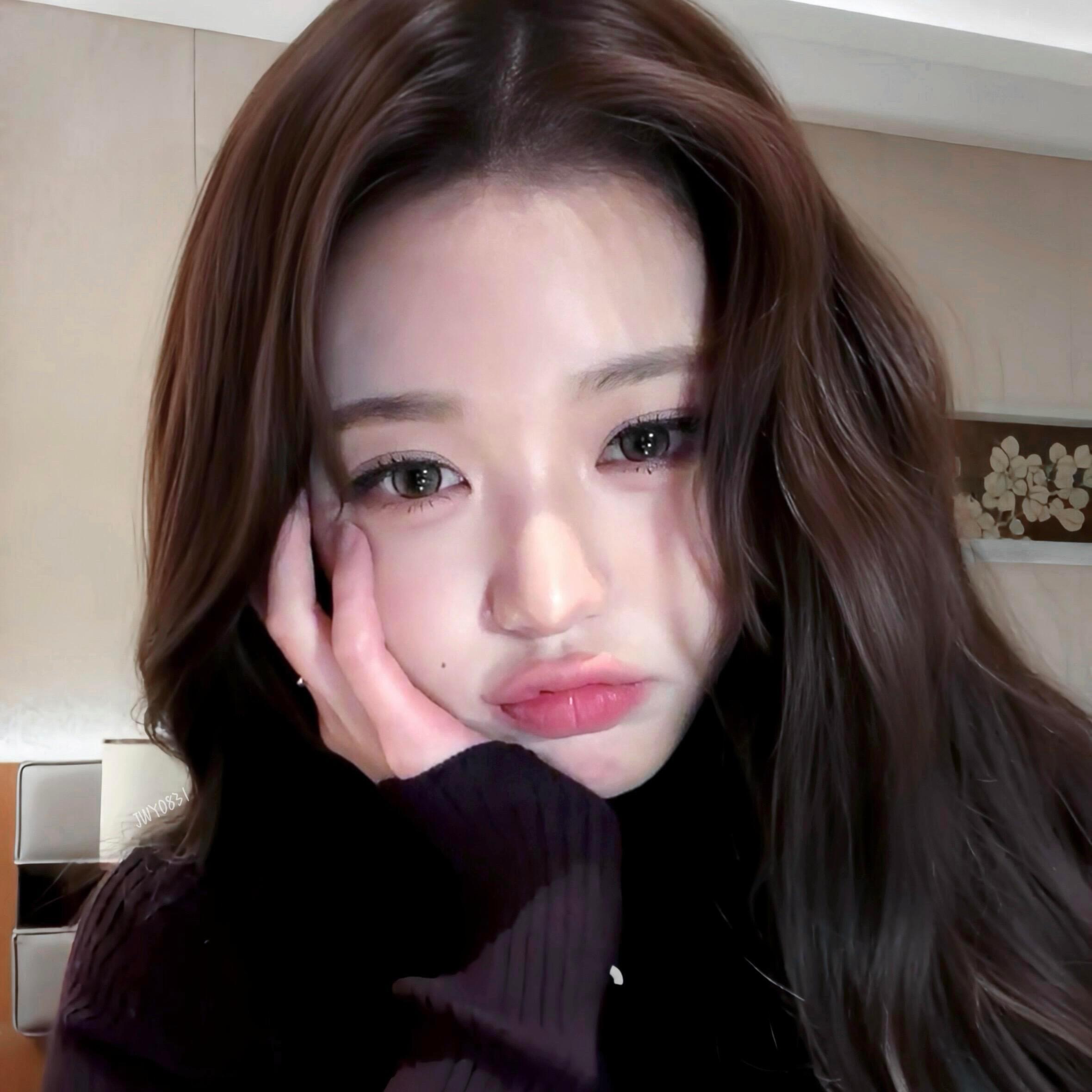 张元英喝奶茶小猪包测评霸王茶姬 ｜张元英 