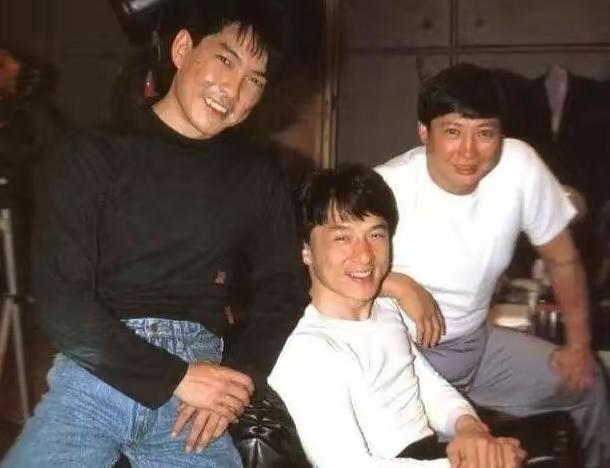 当年元彪与洪金宝、成龙一起学戏，经常被师父打，元彪与成龙年龄小，打一顿很快就忘了