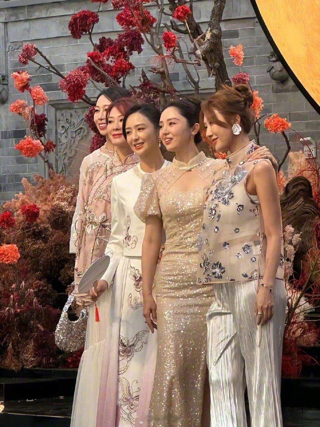 男女双方完全截然不同的画风，女方美丽优雅，结果一看另一边一股看到熟人就憋不住的感