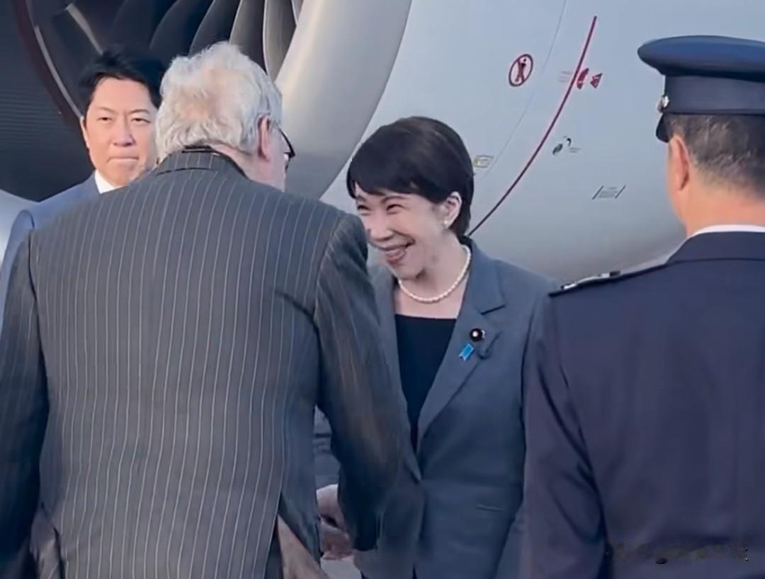 日本首相高市早苗抵达英国，将与英国首相斯塔默举行会谈，并签署总值180亿英镑的投