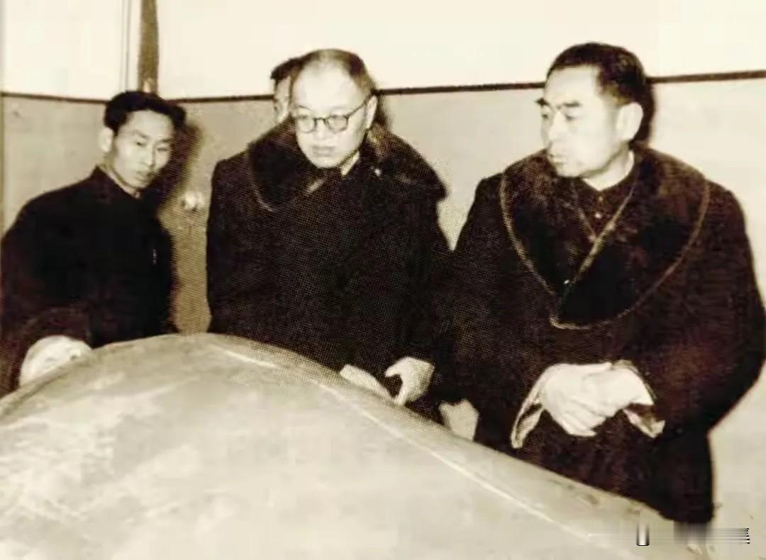 1957年2月16日，我国驻印度大使袁仲贤因病去世，周恩来总理与张闻天（右二）第