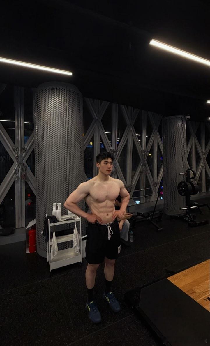 工位吃饭羞耻症还是要健身，加油吧少年。 