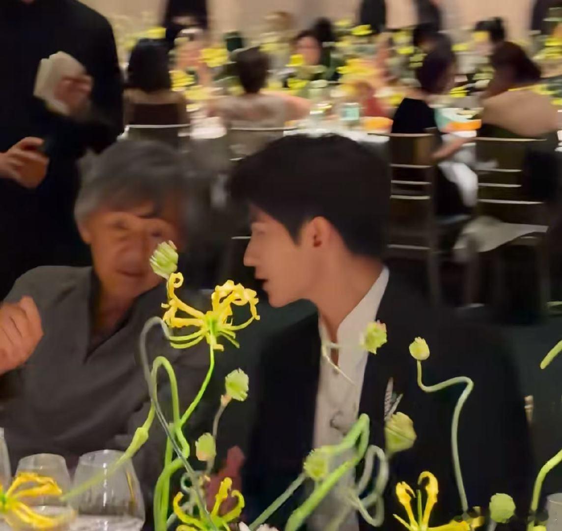 杨洋林子祥同框杨洋林子祥同框！杨洋林子祥热聊