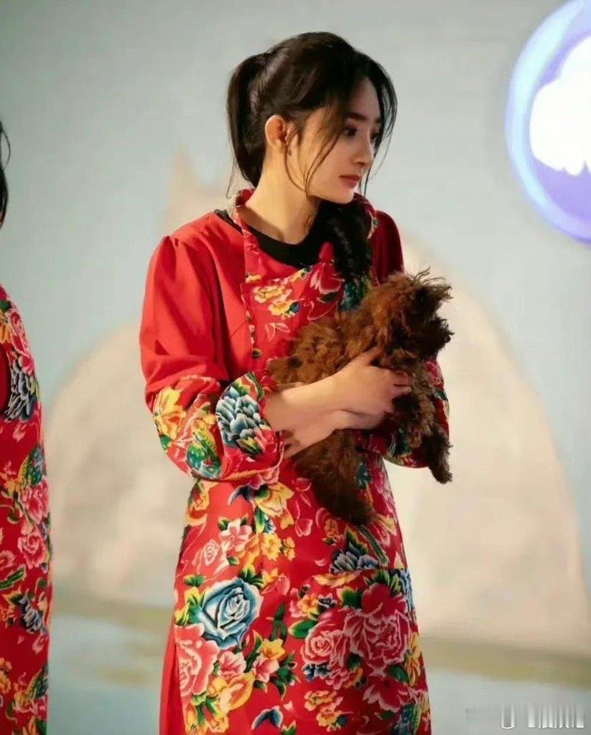 杨幂的这身装扮真是清新脱俗，看着就让人感觉特别纯净 ​​​