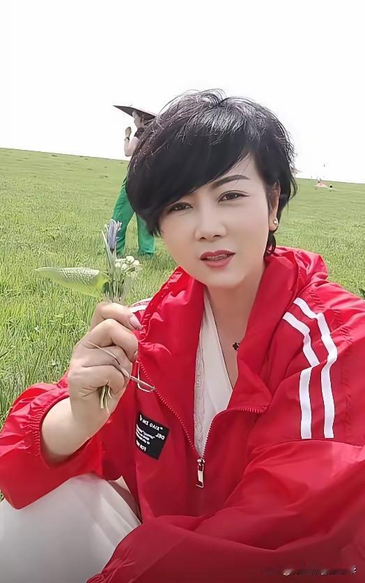 几年以前，我在网上刷到过贺娇龙在草原骑马的视频，今天我又刷到了，说她发生了意外，