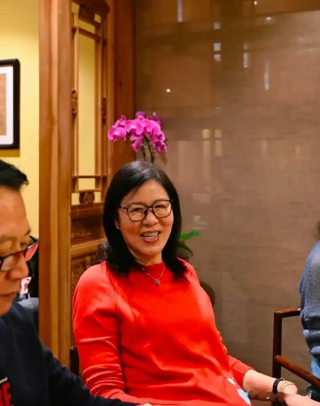 郎平与家人好友在美国洛杉矶豪宅跨年，女儿白浪并没有陪伴左右。只见C位入座的郎平穿