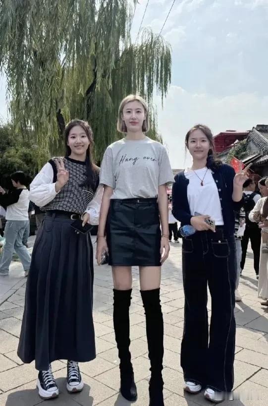 中国女排，王媛媛，与两位美女同框，可能颜值方面稍微逊色一点，不过身材和身材方面，