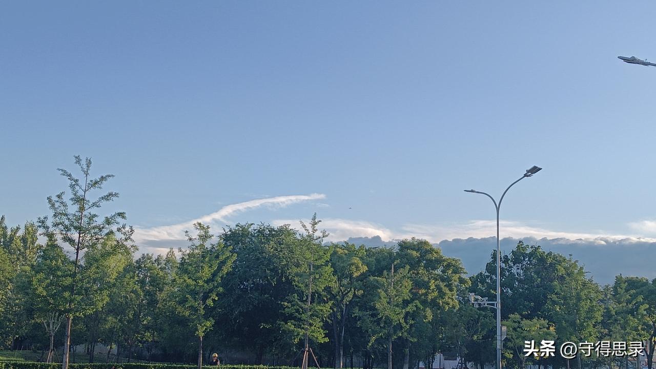 我的下联是：日出天地新。