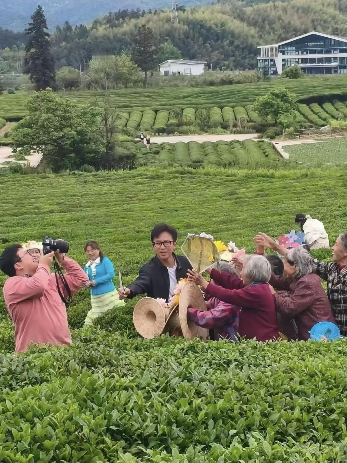 在江西的茶园里，邓超亲身参与采茶助农活动，他一身西装革履，却丝毫不减热情，活力四