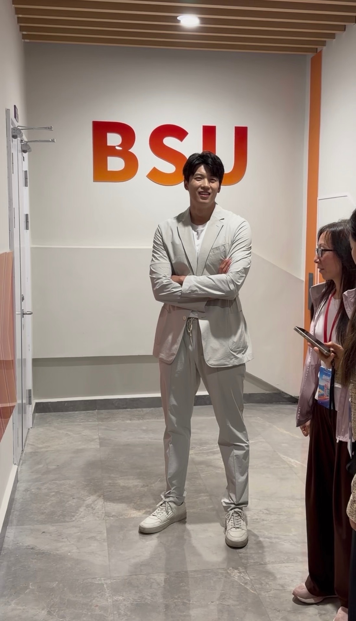 虽然不是第一天知道汪顺头小腿长了但看见这个头身比还是好震惊的吧！ 