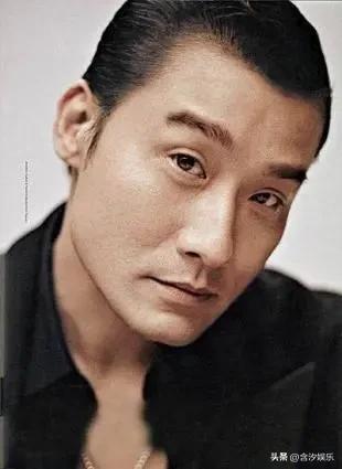 梁家辉在访谈里被问，红了30年零绯闻的秘诀是什么？他笑着说：没什么秘诀，我这辈子