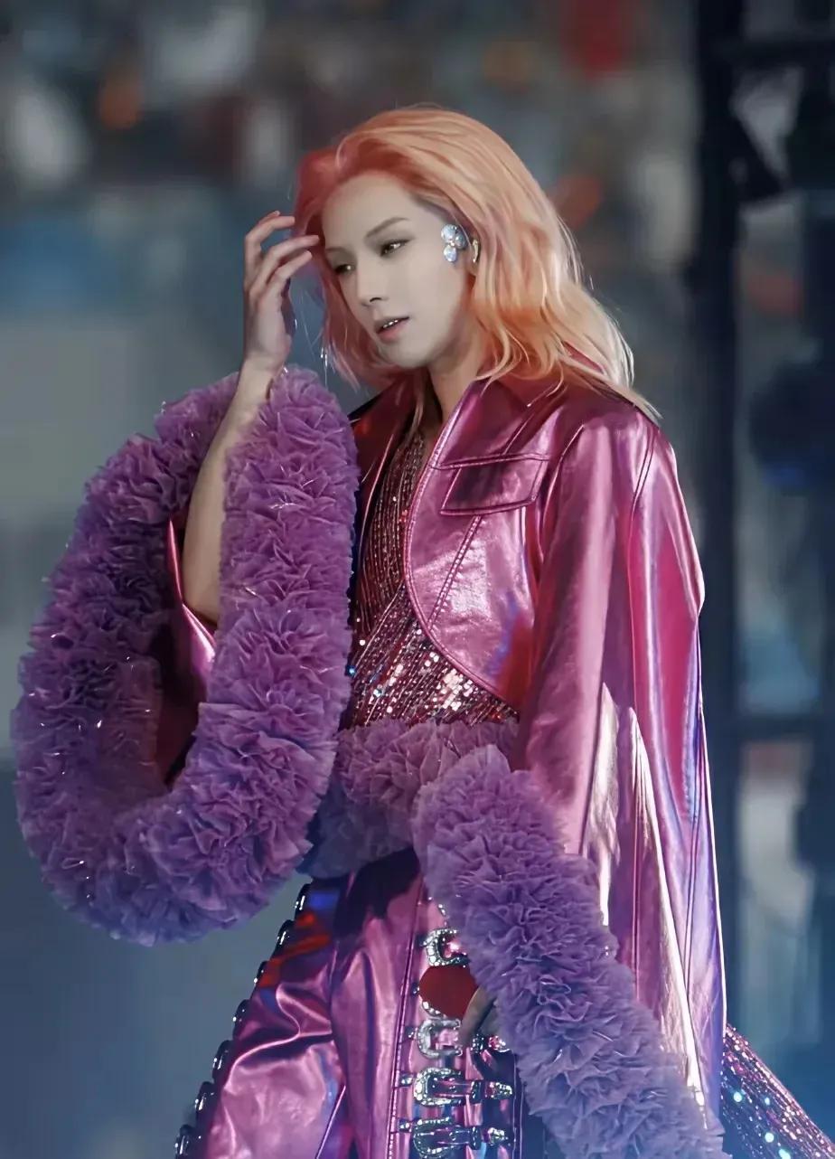 我的妈耶，华晨宇怕不是走火入魔了吧

成都演唱会，这搞不懂的贵妇装扮，没有封神而