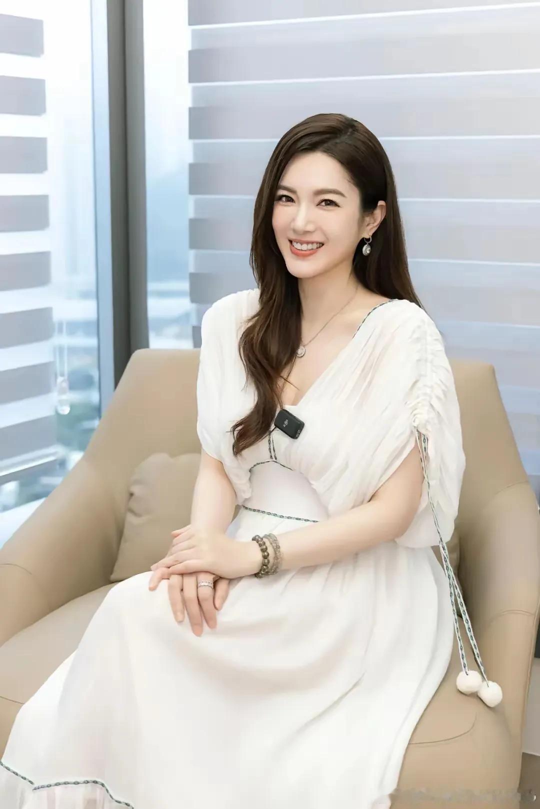 苟芸慧近日参加活动大方承认已办完离婚手续，恢复单身状态。

苟芸慧离婚消息已经传