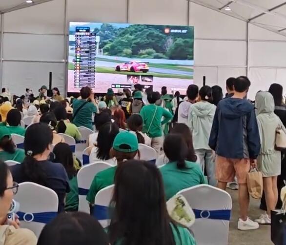 闫闯退赛闫闯撞车了，现在还抱怨安保升级吗？ 