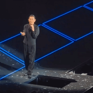 刘德华演唱会从开唱以来，怎么每场都有各种各样的危险？这不深圳场又遇到舞台黑洞，还