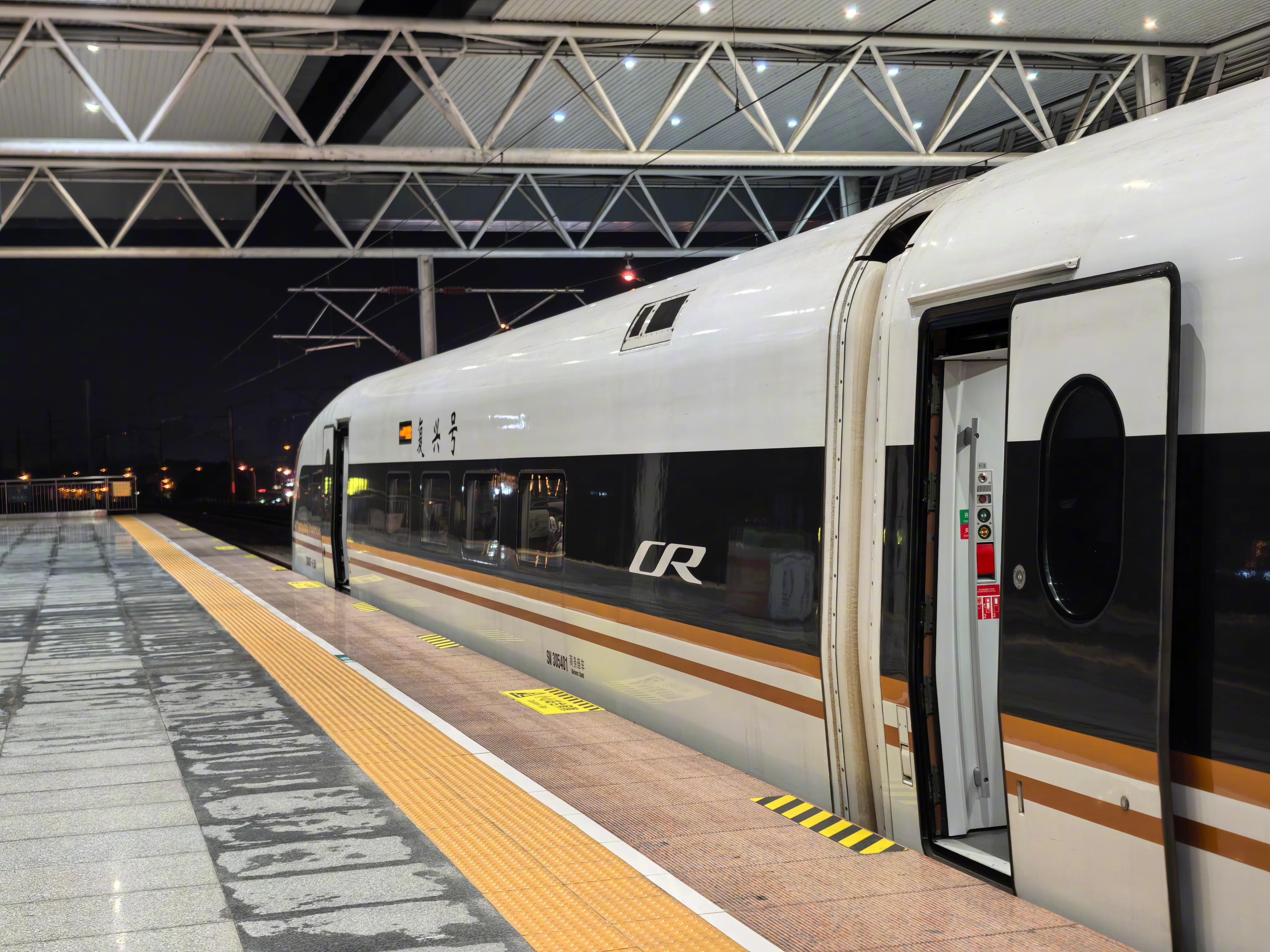 周五再晚也得赶回家，因为忙一周，也就周末陪陪家人。明天北京最高温回到10度以上，