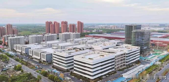 4月7日，位于合肥新站区的高端制造产业园项目，ABD地块标准厂房已建成运营，正在