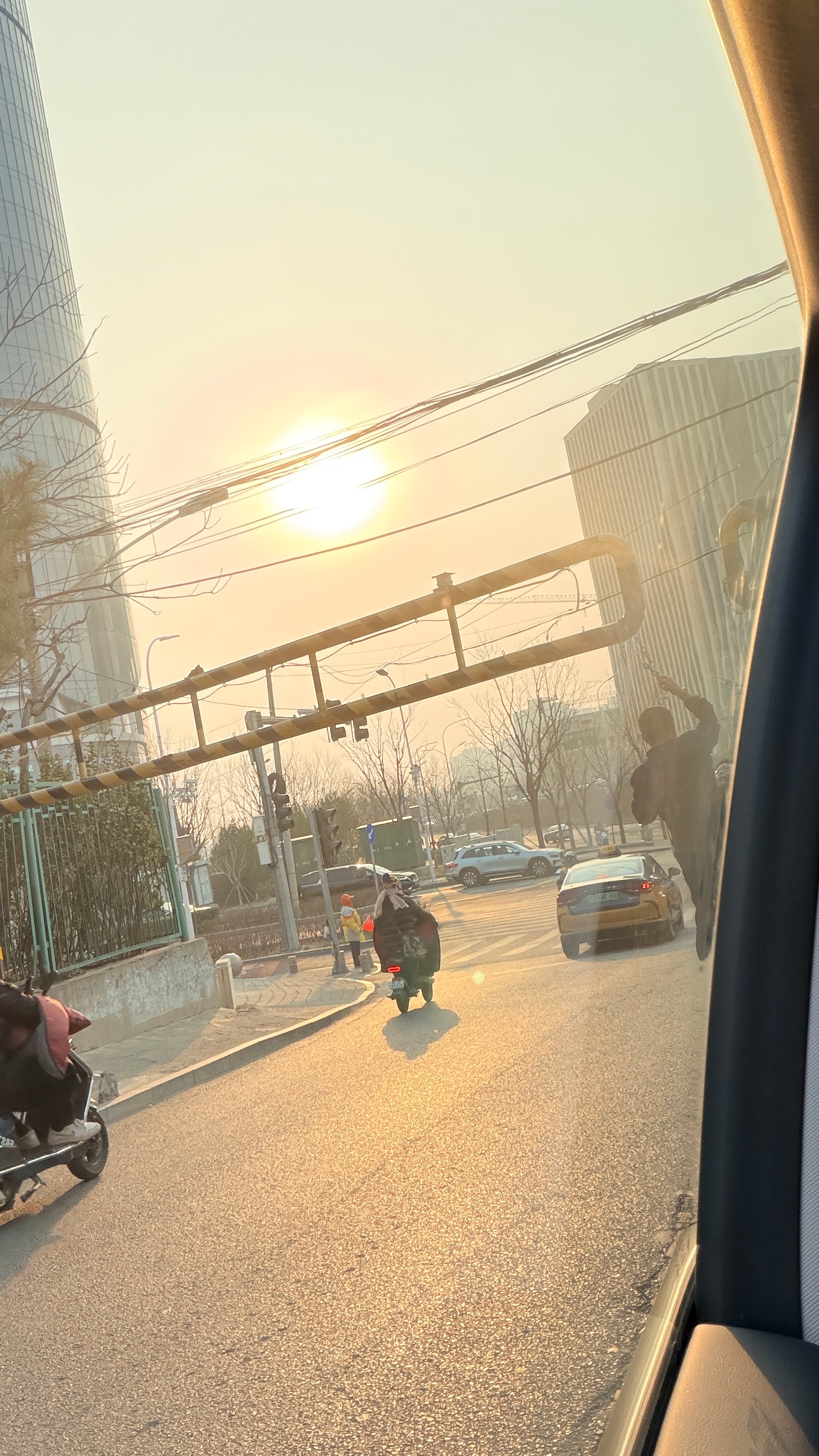 原来这种龙门架是可以活动的 消防员拆了 让消防车🚒过来后 又挪回原位了