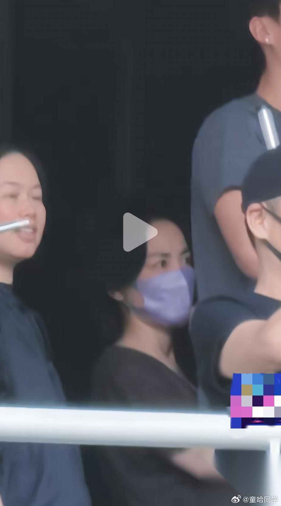 6月27日，谢霆锋西安演唱会首场，王菲又过来助阵了，她偷偷摸摸躲在人群后面，生怕