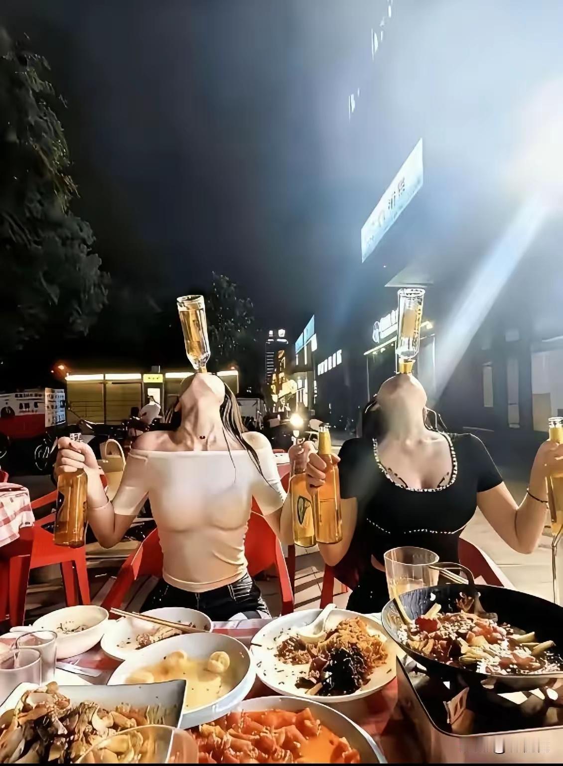 都是酒场精英？
嘴对嘴，长流水，感情深一口闷，只是不知道这是在比拼，还是在参加活