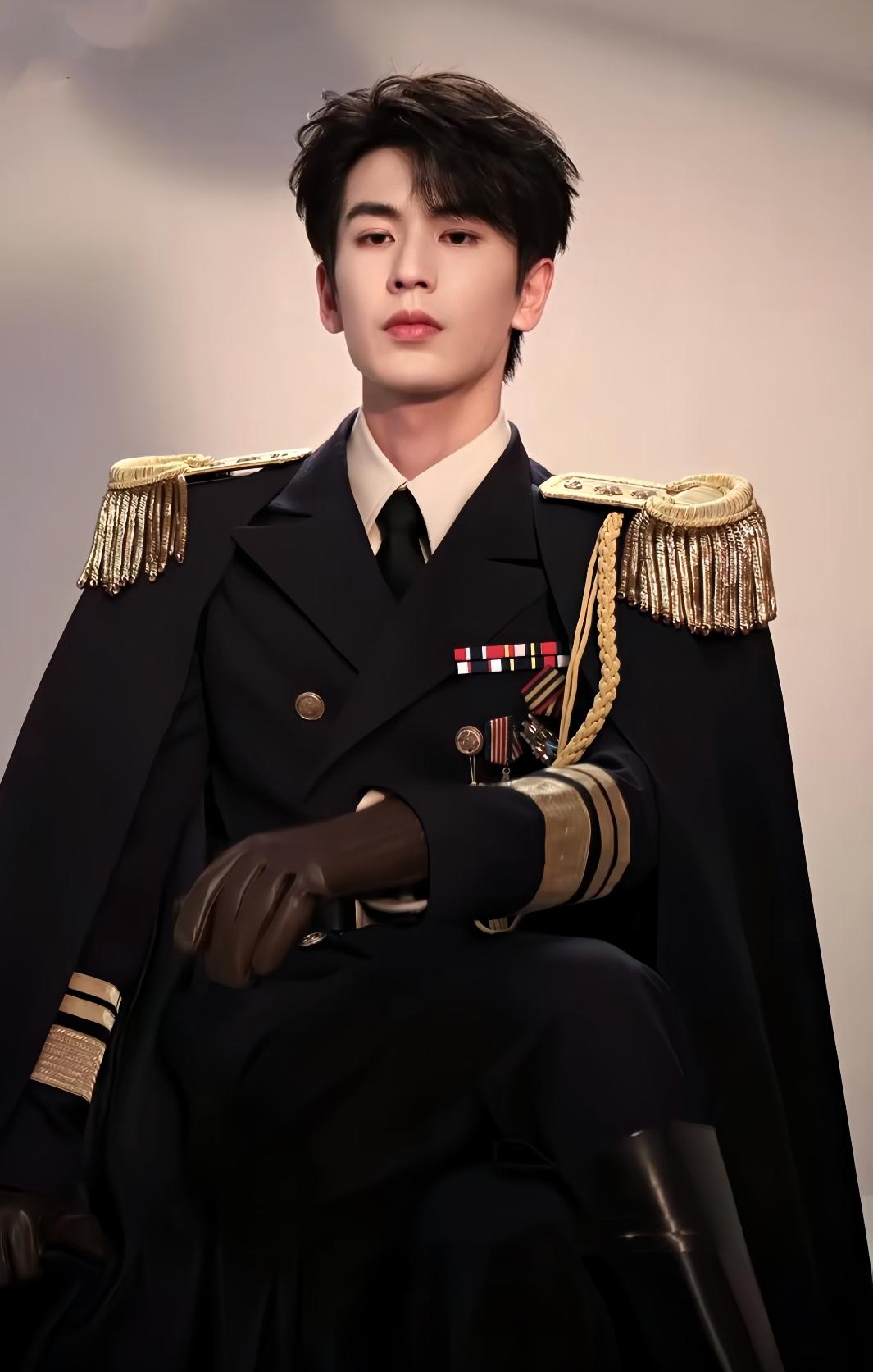 张凌赫要傻眼了，
新剧《这一秒过火》没播大家就狠狠期待了，张凌赫估计也以为挑了个
