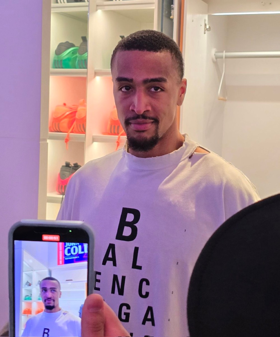 约翰·柯林斯表示，克里斯·保罗一直在激励他：“他总是在我耳边说着各种话，不管我当