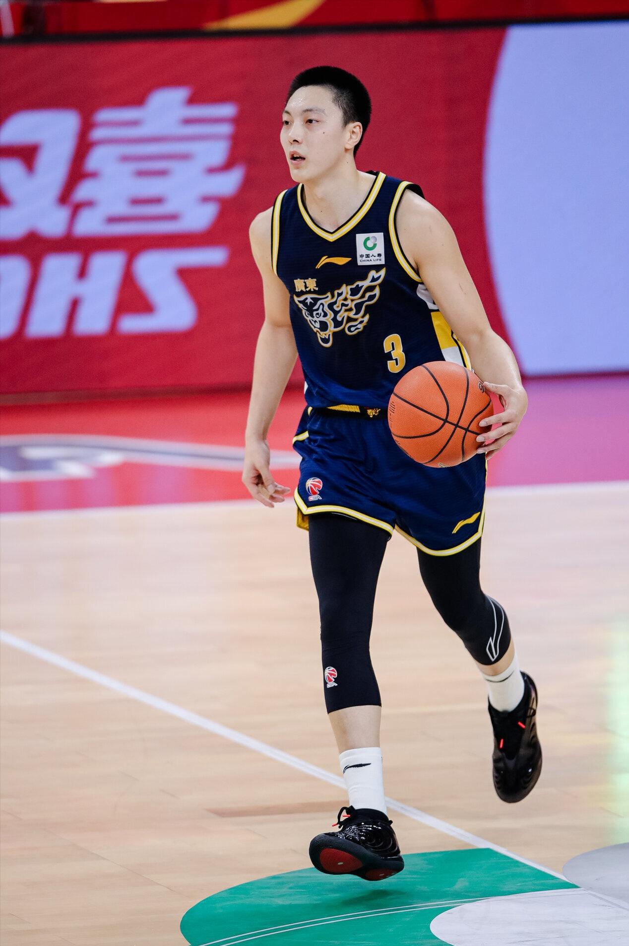 广东男篮为什么差点输给江苏？胡明轩毫不客气说出心里话
CBA常规赛继续开打，广东