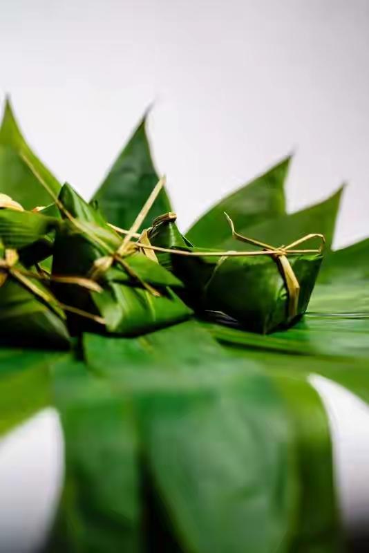 端午插艾叶、挂菖蒲据说也是为了纪念屈原，辟邪驱瘟。
[比心][比心][比心][呲