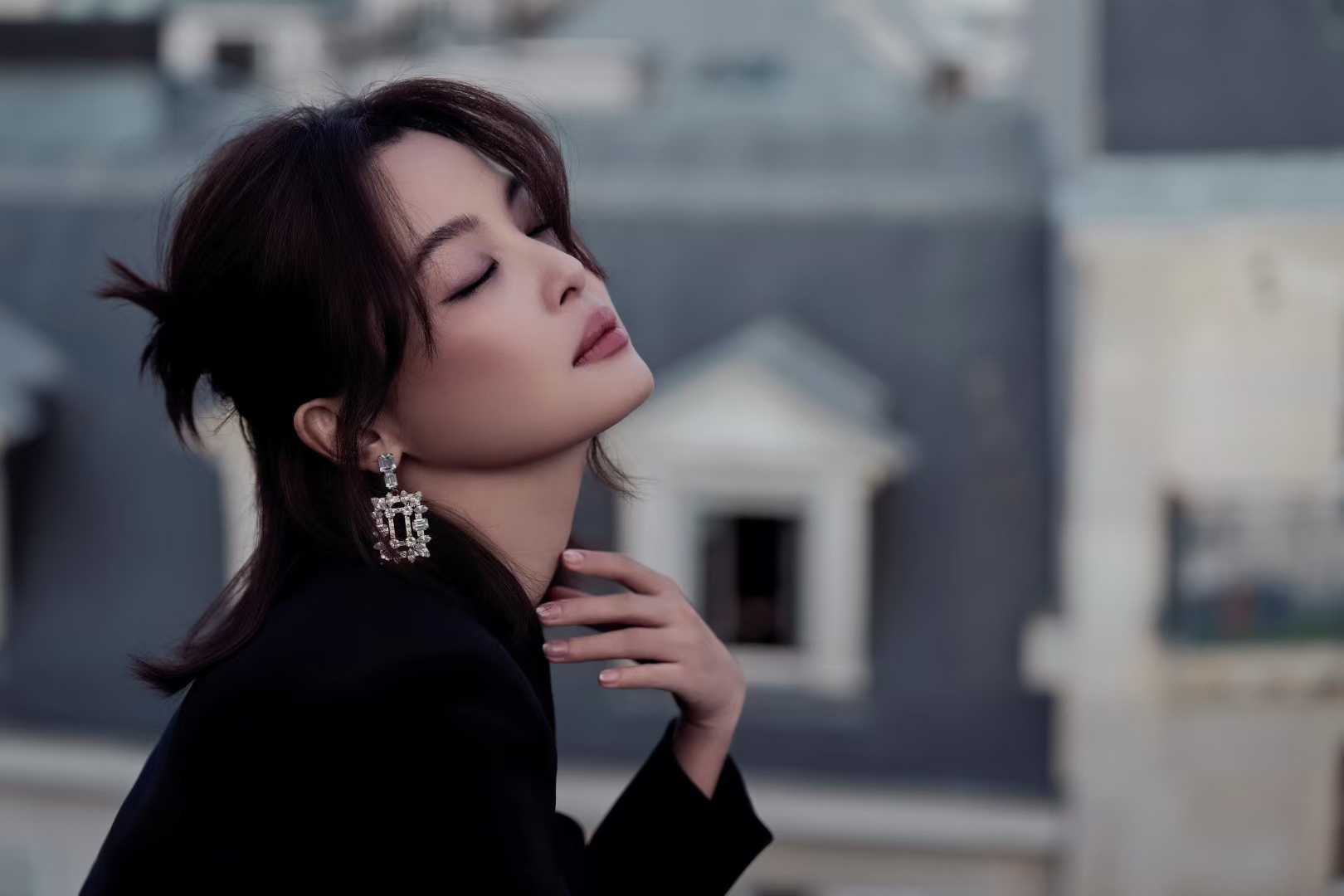 辛芷蕾的巴黎时装周大片，心里有舞台，在哪都能来春节档马上有戏