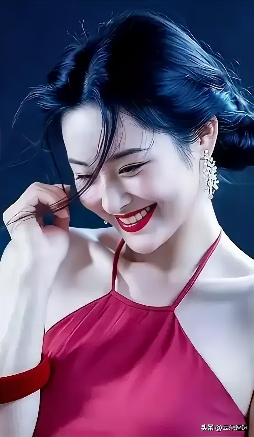优雅微笑，红唇轻启，蓝发飘逸，时尚动人。