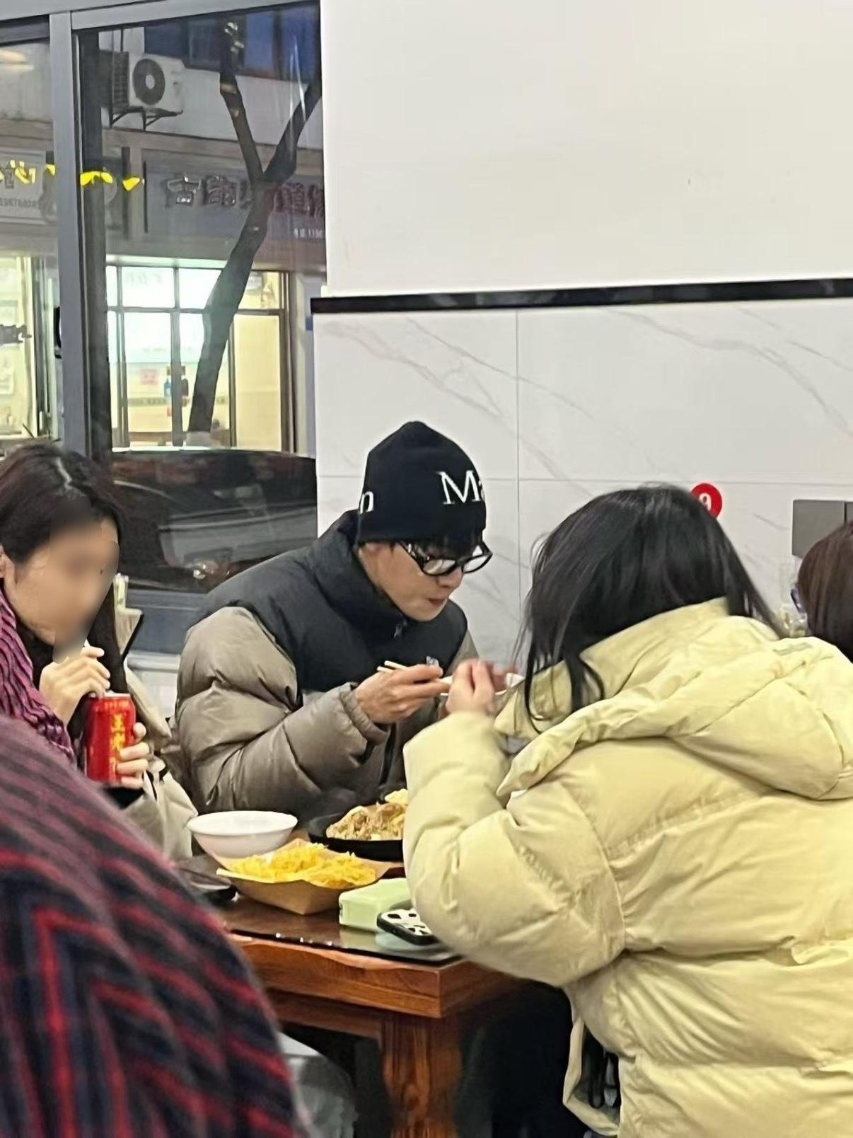 可爱的小林新昌偶遇李昀锐新昌偶遇李昀锐吃饭