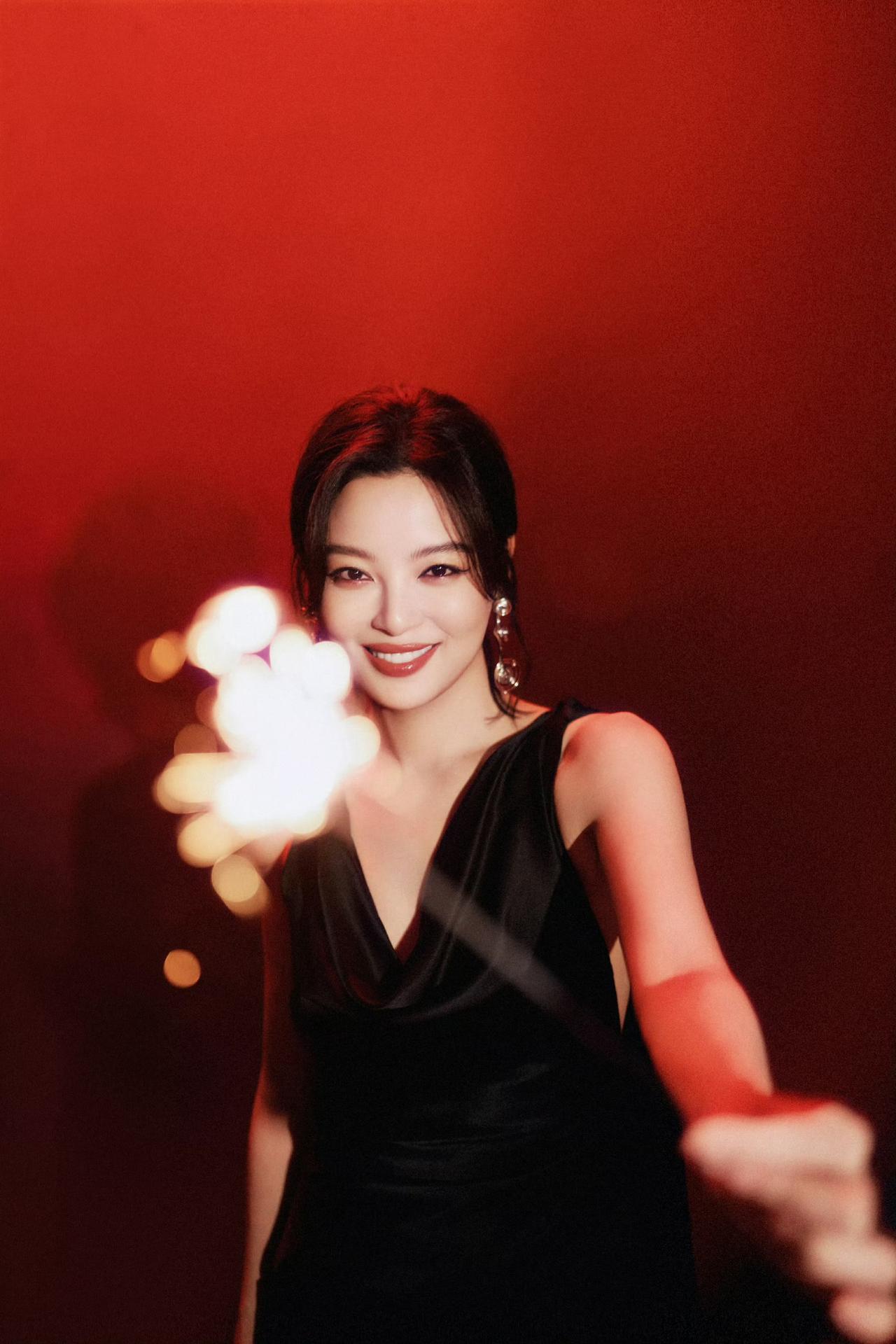 生日美图释出，姐姐真是越来越迷人了🤩