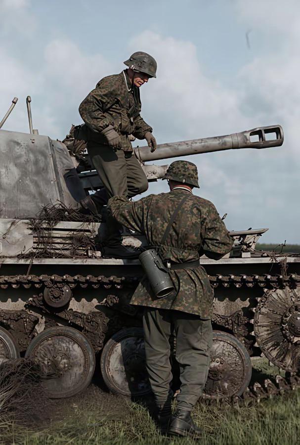 1944年夏，东线战场上身着独特迷彩罩衫的德军自行火炮乘员。

1944年夏季，