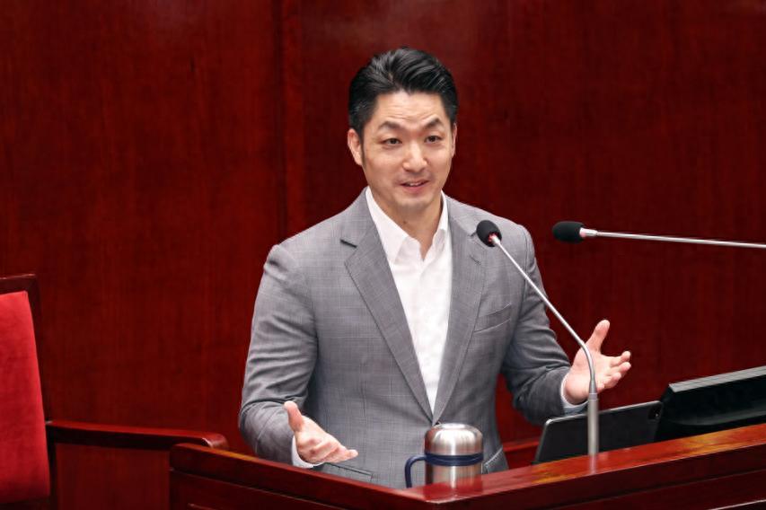 台北市长蒋万安日前针对毒油案抛出“倒阁”，甚至点名高雄市长陈其迈接任“阁揆”，引