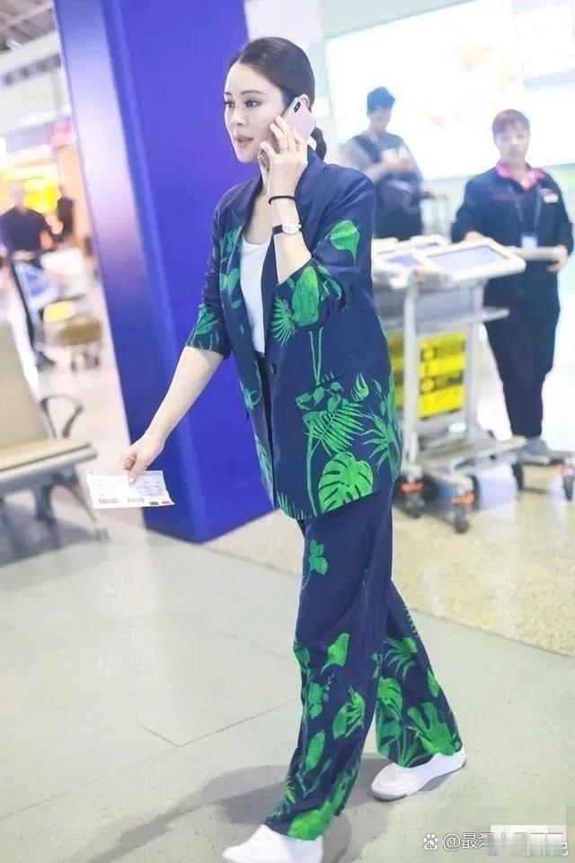 关悦穿着一套花西装现身机场。她身的也挺好看的。关悦佟大为也娱乐圈低调又恩爱的一对