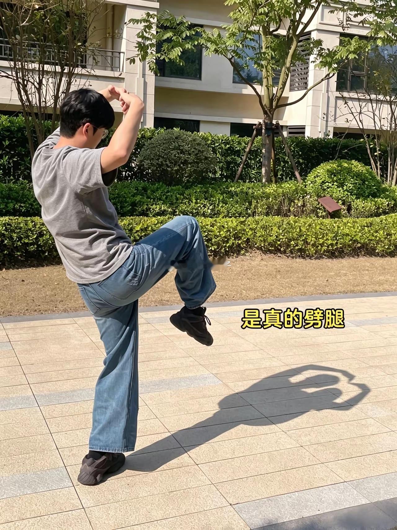 好家伙是真劈腿呀！话说能做到这姿势是真厉害呢