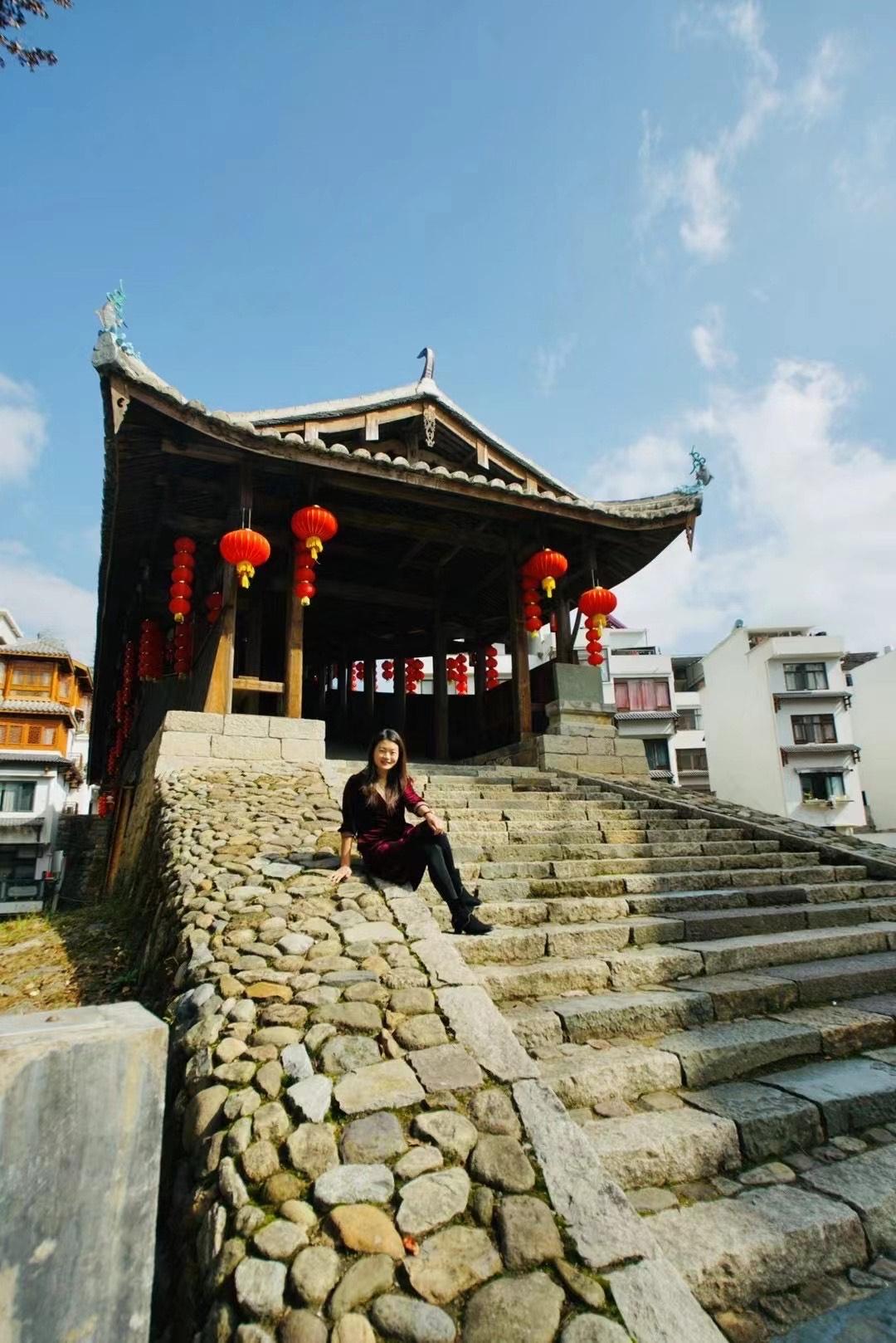 泰顺廊桥十年之约。
洪水摧桥，众人拾木复建。
走过薛宅、文兴、文重桥。
当下最重