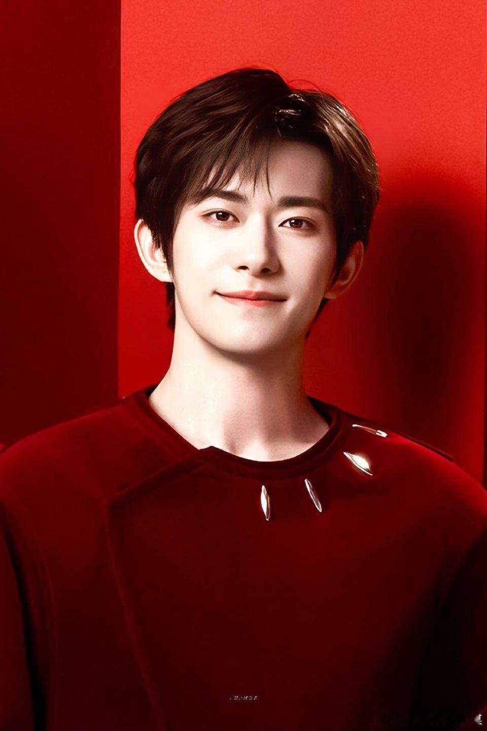 易烊千玺春晚限定笑容九登春晚的易烊千玺，果然是舞台宠儿！红色西装外套利落又帅气，