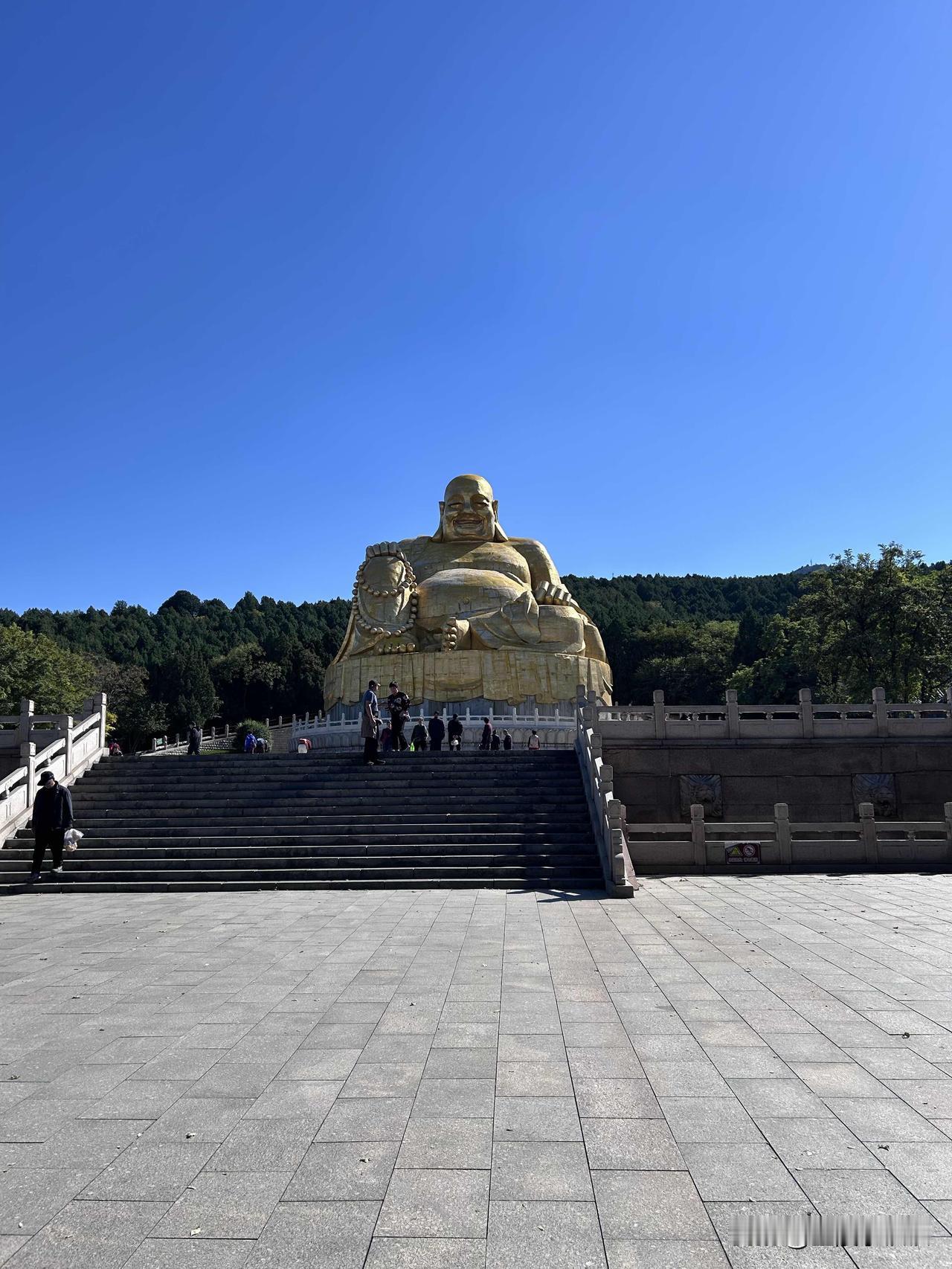 这是济南千佛山的弥勒胜苑的大肚弥勒佛，也号称江北第一大佛。

下午文化馆有课，提