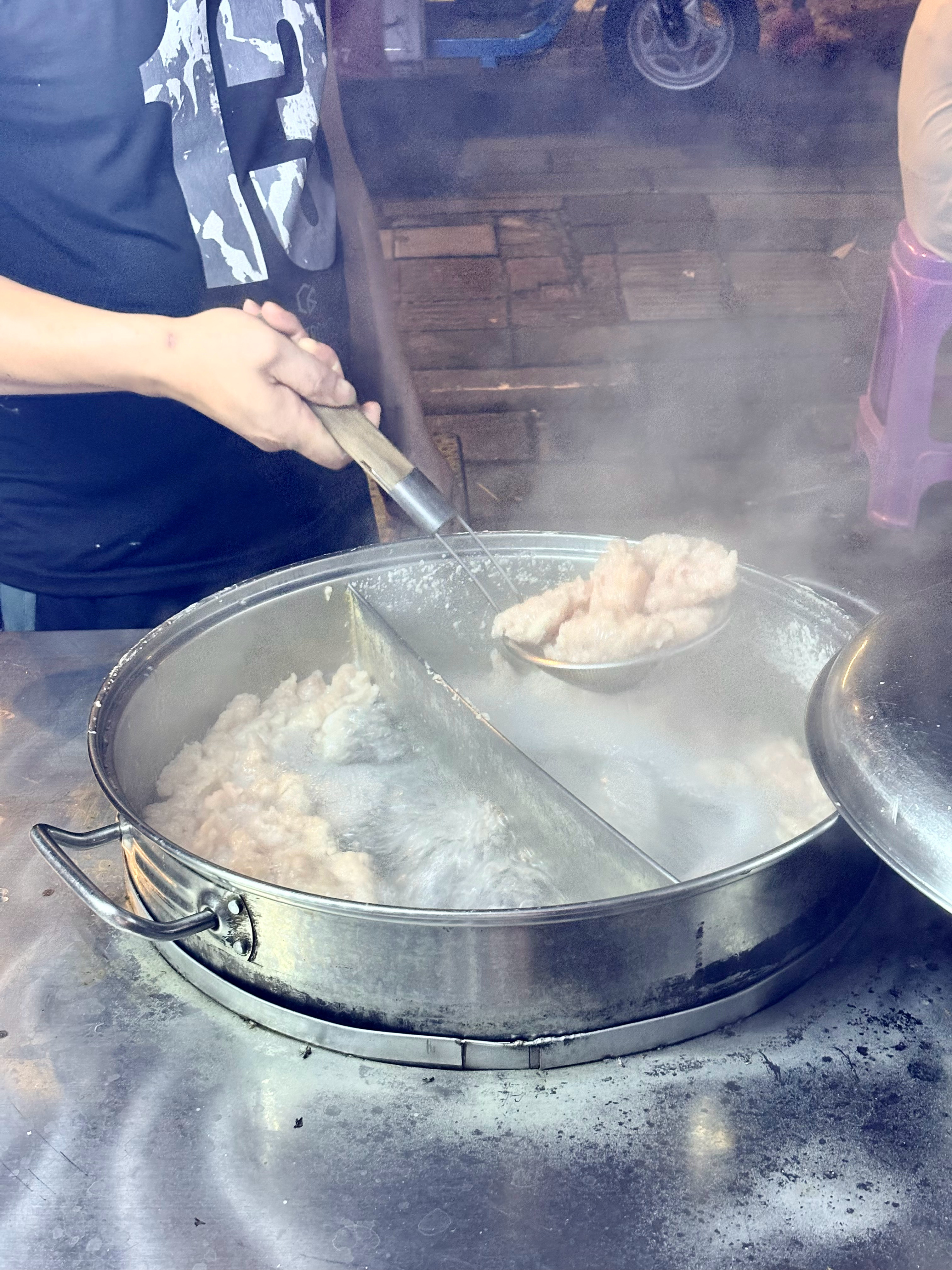 一位喜欢发炎餐的碳水脸站在路边等吃的时候刷到了世界的恶意