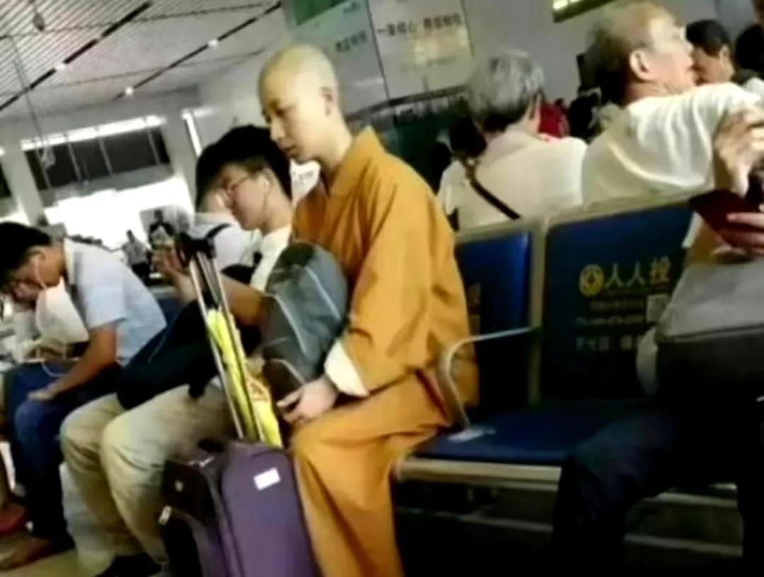 一个网友在高铁站拍到的一个正在候车的小尼姑，她清秀水灵，不知为何会遁入空门？
这