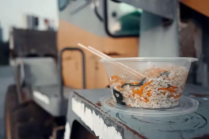 香港黑帮头目垄断工地盒饭年赚千万想象一下，工人们辛苦一天，就想吃口热乎饭，还得被