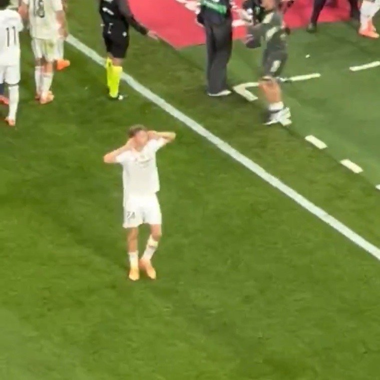 当伯纳乌开始唱Pu** Barca赫伊森让大家唱的再响一点[二哈]西班牙国家德比