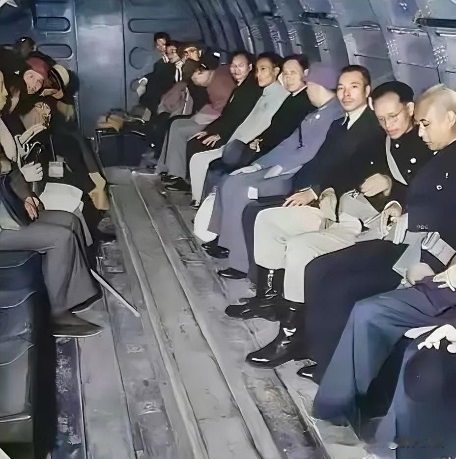 这张1949年重庆解放前夕的照片，记录了国民党军政要员乘军机先撤往成都、再辗转赴