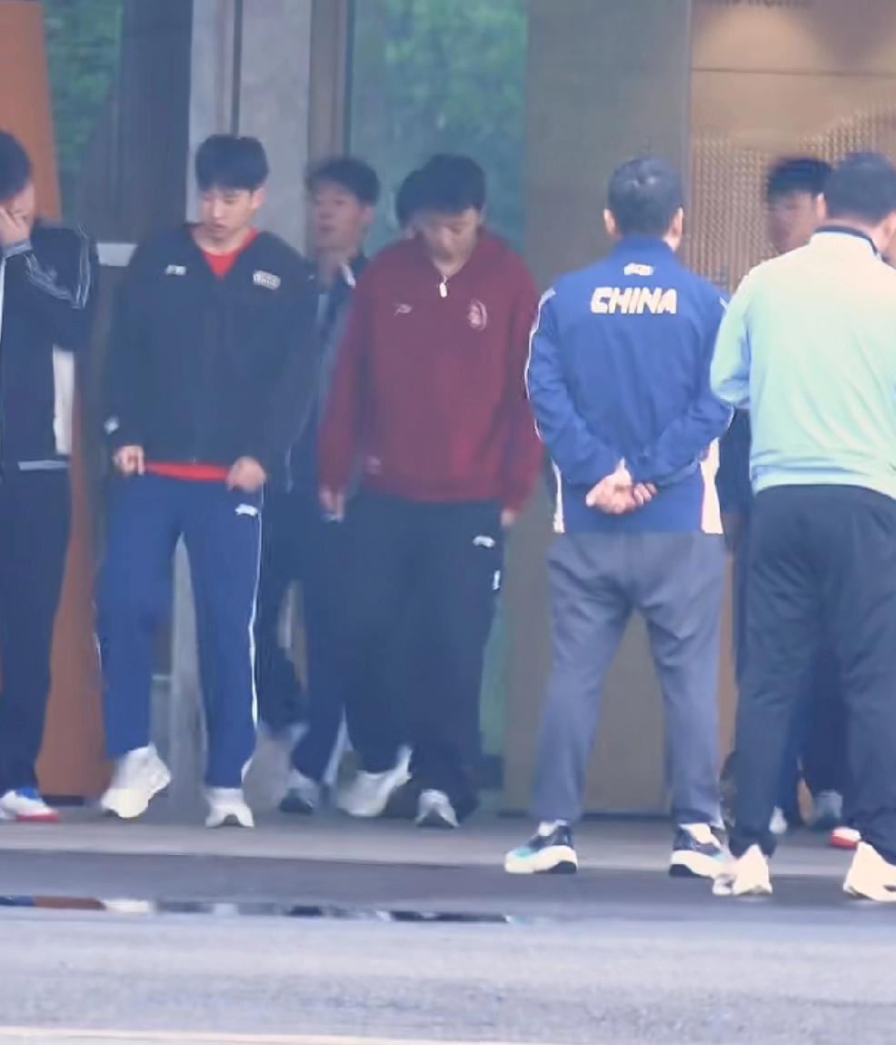 今日份的点名照片，
队员们都起来的挺早的。
听了致远老师的解说，
他说：国乒现在